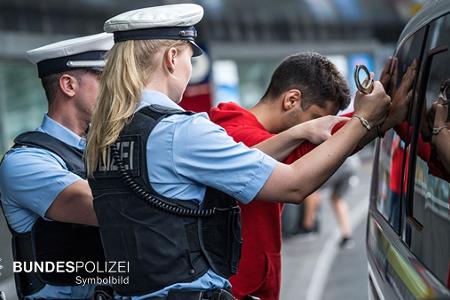 Drei Bundespolizisten wurden bei Widerstandshandlungen im Hauptbahnhof München leicht verletzt Drei Bundespolizisten wurden bei Widerstandshandlungen im Hauptbahnhof München leicht verletzt