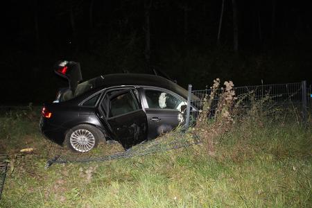 Ein 18-Jähriger verlor am Samstagabend (12.09.2025) die Kontrolle über seinen Audi und fuhr in einen Graben. Der Wagen ist ein Totalschaden. Ein 18-Jähriger verlor am Samstagabend (12.09.2025) die Kontrolle über seinen Audi und fuhr in einen Graben. Der Wagen ist ein Totalschaden.