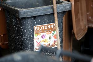 Was darf rein, was nicht? Auf keinen Fall Plastik, Glas, Alufolie und Konservendosen.