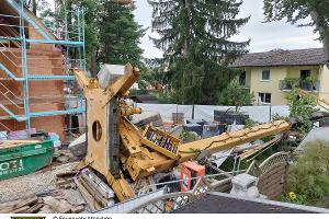 Einsatzkräfte der Feuerwehr München bei einem umgestürzten Kran.