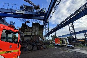 Drehleiter und Rettungswagen der Feuerwehr Mülheim an der Ruhr im Einsatz zur schonenden Patientenrettung.