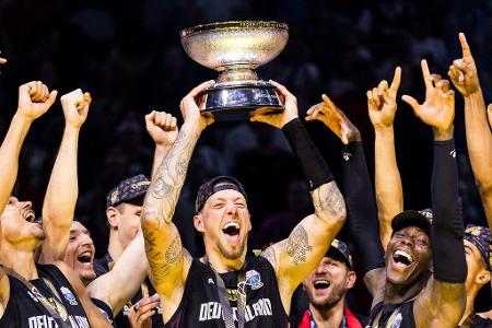 Das große DBB-Zeugnis zur Basketball-EM 2025 - Die deutsche Basketball-Nationalmannschaft ist Europameister 2025. Das DBB-Team feierte neun Siege in neun Spielen und verdient sich somit Traum-Noten. Hier kommt das große EM-Zeugnis: