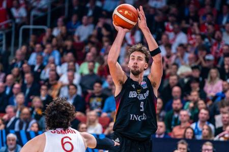 Small Forward: Franz Wagner - Note: 1+ - Hätte aufgrund von 20,8 Punkten im Schnitt ebenfalls MVP werden können. Übernahm in schwierige Phasen die Verantwortung und schaffte es immer wieder an die Freiwurflinie (7,9 Versuche pro Spiel). Ihm gehört die Zukunft - aber auch schon die Gegenwart!