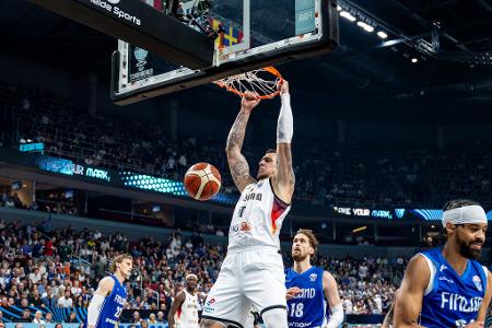 Center: Daniel Theis - Note: 1 - Der deutsche Anker unter dem Korb. Defensiv gewohnt kompromisslos. Erwischte in der Gruppenphase gegen Litauen mit 23 Punkten einen Sahnetag. Im Finale gegen die Türkei lange mit Problemen gegen Sengün. Traf in der Schlussphase einen essentiell wichtigen Dreier. Eine Leistung, die sinnbildlich für die Resilienz des DBB-Teams steht.