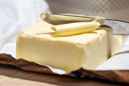 Für Butter müssen Verbraucher nun weniger bezahlen. (Symbolbild)