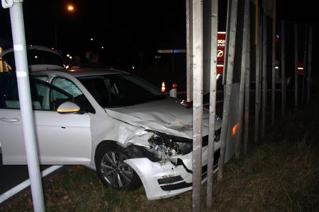 Der weiße Golf der 30-jährigen Autofahrerin wurde nach der Kollision an den Fahrbahnrand geschleudert.
Foto: Polizei Minden-Lübbecke