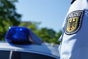 Die Garmisch-Partenkirchner Bundespolizei hat an der B2 nahe Mittenwald mehrere mutmaßliche Schleuser festgenommen.