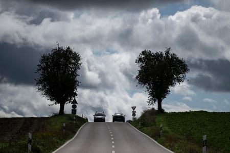 Dunkle Wolken über einer Landstraße in Baden-Württemberg.