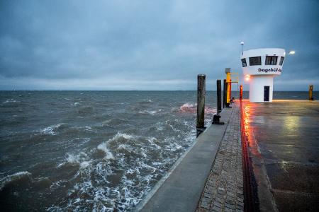Der erste Herbststurm des Jahres zieht über die Nordsee.