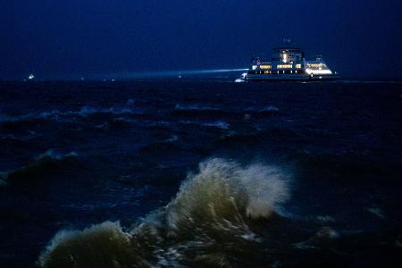 Der Sturm hat auch Auswirkungen auf den Fährverkehr.