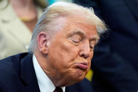 US-Präsident Donald Trump spricht nach dem Verlesen eines Memorandums mit dem Titel "Wiederherstellung von Recht und Ordnung in Memphis" im Oval Office des Weißen Hauses.