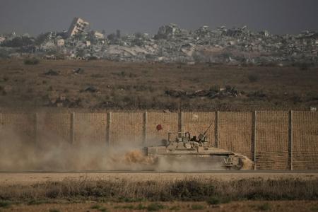 Israelisches gepanzertes Fahrzeug an Gaza-Grenze unterwegs