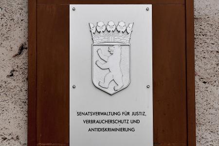 Die Gerichtsvollzieher des Landes Berlin sollen stich- und schusssichere Schutzwesten erhalten. (Symbolbild)