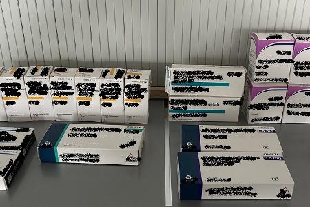 Sichergestellte Arznei, für die keine Nachweise vorgelegt werden konnten.
Quelle: Hauptzollamt Heilbronn Sichergestellte Arznei, für die keine Nachweise vorgelegt werden konnten.
Quelle: Hauptzollamt Heilbronn