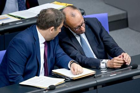 Haushaltswoche im Bundestag: Klingbeil und Merz im Gespräch
