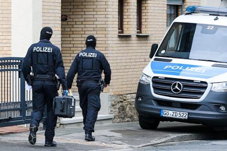 Bei den Durchsuchungen waren Spezialkräfte der Polizei im Einsatz.