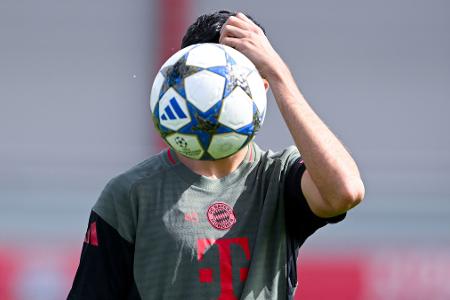 Bayerns Aleksandar Pavlovic mit Ball in Aktion 