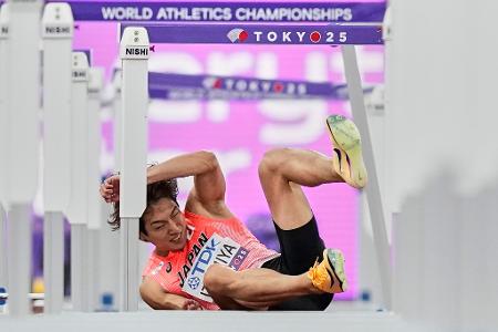 Leichtathletik: Weltmeisterschaft- Japaner Shunsuke Izumiya stürzt im Halbfinale des 110-Meter-Hürdenlaufs der Männer