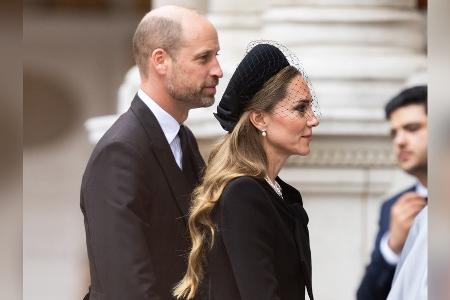 Prinz William und Prinzessin Kate treffen bei Trauerfeier ein Prinz William und Prinzessin Kate treffen bei Trauerfeier ein