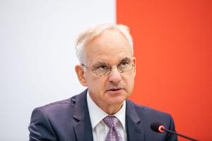 Der langjährige Chef des Energiekonzerns Eon, Johannes Teyssen, soll den Aufsichtsrat von Lufthansa leiten (Archivbild)