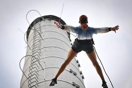Eine Artistin bei der Akrobatikvorstellung "Komín" zu Beginn der 13. Ausgaben des internationalen Festivals für zeitgenössischen Zirkus Fun Fatale in Tschechien.