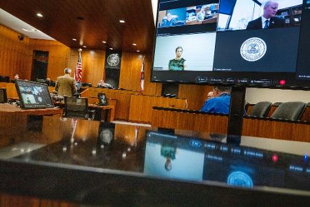 Richter Graf verlas bei der Vorladung erneut die Anklagepunkte. 