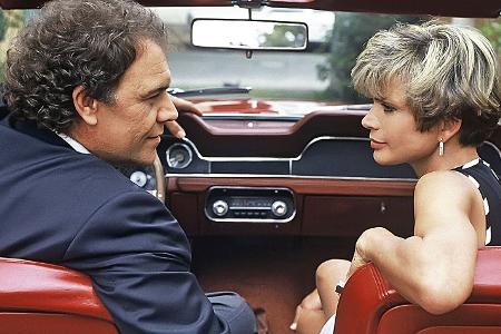 Eine Frau geht ihren Weg