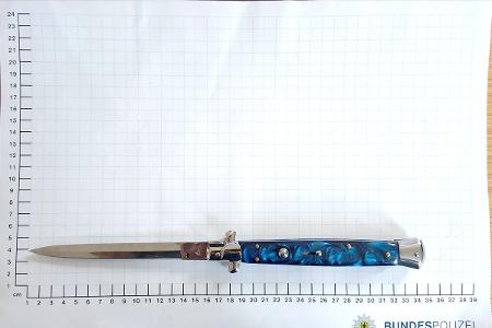 Bundespolizei nimmt Verkehrssünder fest und beschlagnahmt bei weiteren Person 34 cm langes Springmesser