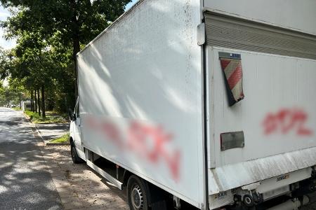 Heckansicht des mit Farbe beschmierten Lkw Heckansicht des mit Farbe beschmierten Lkw