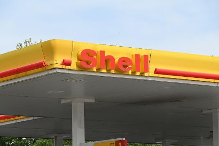 Tankstelle mit Shell-Schild am Dach
