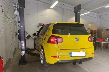 PKW auf Hebebühne der Prüfstelle