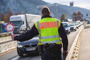 Die Bundespolizei hat bei Grenzkontrollen an der A93 nahe Kiefersfelden mehrere Männer gefasst, die jeweils mit einem Haftbefehl gesucht wurden.