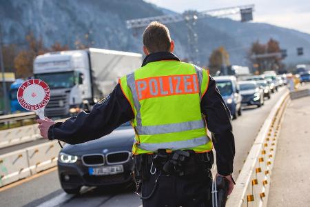Die Bundespolizei hat bei Grenzkontrollen an der A93 nahe Kiefersfelden mehrere Männer gefasst, die jeweils mit einem Haftbefehl gesucht wurden.