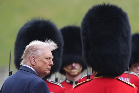 US-Präsident Donald Trump inspiziert die Ehrengarde während der feierlichen Begrüßung auf Schloss Windsor.
