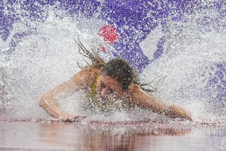 Leichtathletik: Weltmeisterschaft, 3000m Hindernislauf, Frauen, Finale. Gesa Felicitas Krause aus Deutschland stürzt im Wassergraben.