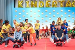 Promis reisen am Kindertag zurück in ihre Kindheit