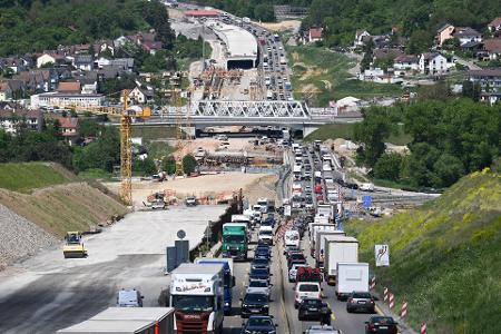 Haushaltslücke droht Verkehrsprojekte zu verzögern (Foto-Archiv).