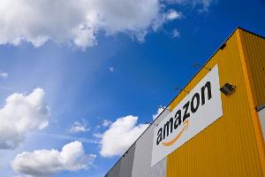 Blick auf das Dortmunder Amazon-Logistikzentrum, in dem große Mengen an Produkten lagern. 