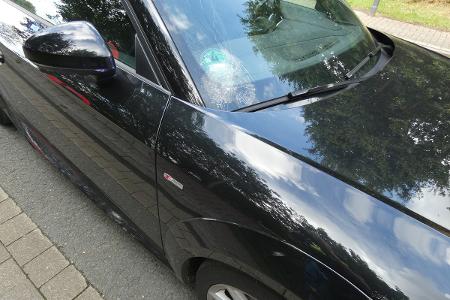 Beschädigte Windschutzscheibe des beteiligten Autos