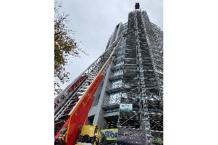 © Feuerwehr Dresden
Blick zur Drehleiter