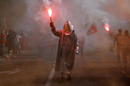 Fackeln in Marseille - landesweite Proteste in Frankreich