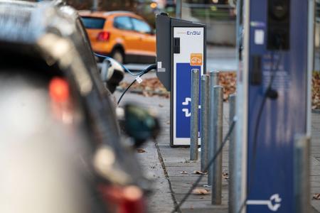 Fast jede zweite Kommune in Deutschland bietet keine öffentlich zugänglichen Ladestationen für E-Autos. (Symbolbild)