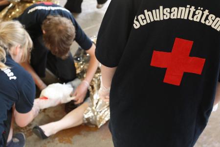 In Hessen und dem Saarland sind Wiederbelebungskurse in der Schule bereits Pflicht, NRW will folgen. (Symbolbild)