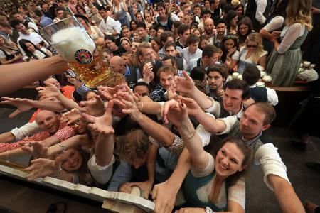 Das erste Bier gibt es am Anstichstag erst um 12 Uhr - entsprechend groß der Durst. (Archivbild von 2024)