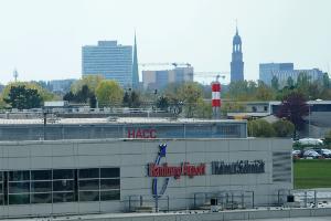 Am Airport Hamburg war es wegen eines Kerosin-Lieferengpasses zu Verspätungen und Flugausfällen gekommen. (Archivbild)