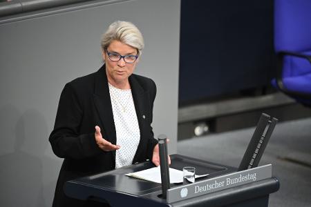 Ein Rauchverbot im Auto soll Schwangere und Minderjährige vor den Gefahren des Passivrauchens schützen, die CDU-Politikerin Borchardt warnt vor Symbolpolitik. (Symbolbild) Ein Rauchverbot im Auto soll Schwangere und Minderjährige vor den Gefahren des Passivrauchens schützen, die CDU-Politikerin Borchardt warnt vor Symbolpolitik. (Symbolbild)