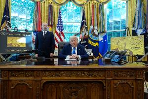 "Kauft jetzt DIE TRUMP GOLD CARD", rät der Präsident im Stile eines Verkäufers.