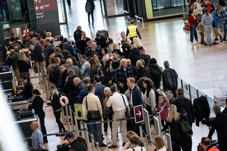 Passagiere müssen am Flughafen BER Geduld mitbringen. (Archivbild) Passagiere müssen am Flughafen BER Geduld mitbringen. (Archivbild)