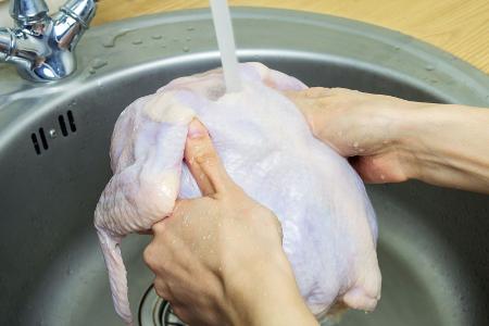 Hitze tötet Keime, nicht Wasser.