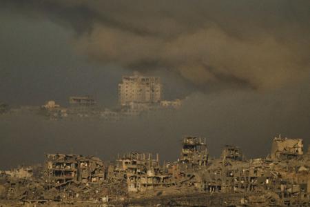 In der Trümmerwüste der Stadt Gaza sollen sich geschätzt noch etwa 500.000 Zivilisten aufhalten. Sie sind den israelischen Angriffen auf Reste der Terrororganisation Hamas weitgehend schutzlos ausgeliefert. Israel fordert sie fast täglich zur Flucht auf, aber viele wollen oder können das nicht mehr. In der Trümmerwüste der Stadt Gaza sollen sich geschätzt noch etwa 500.000 Zivilisten aufhalten. Sie sind den israelischen Angriffen auf Reste der Terrororganisation Hamas weitgehend schutzlos ausgeliefert. Israel fordert sie fast täglich zur Flucht auf, aber viele wollen oder können das nicht mehr.